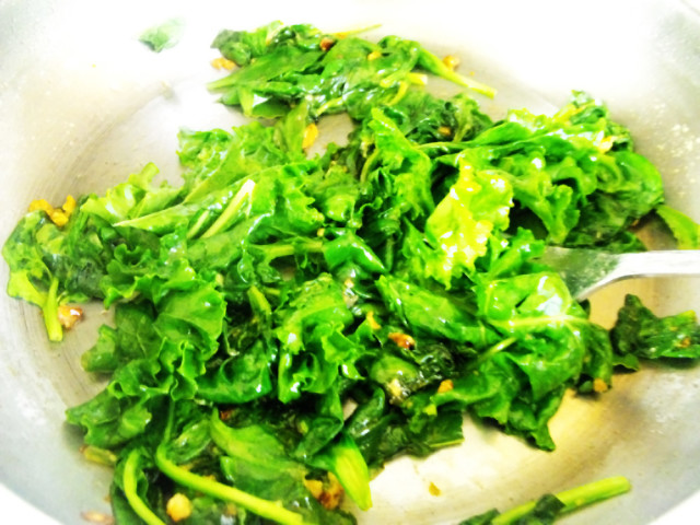 kale spinach in pan with olive oil and garlic